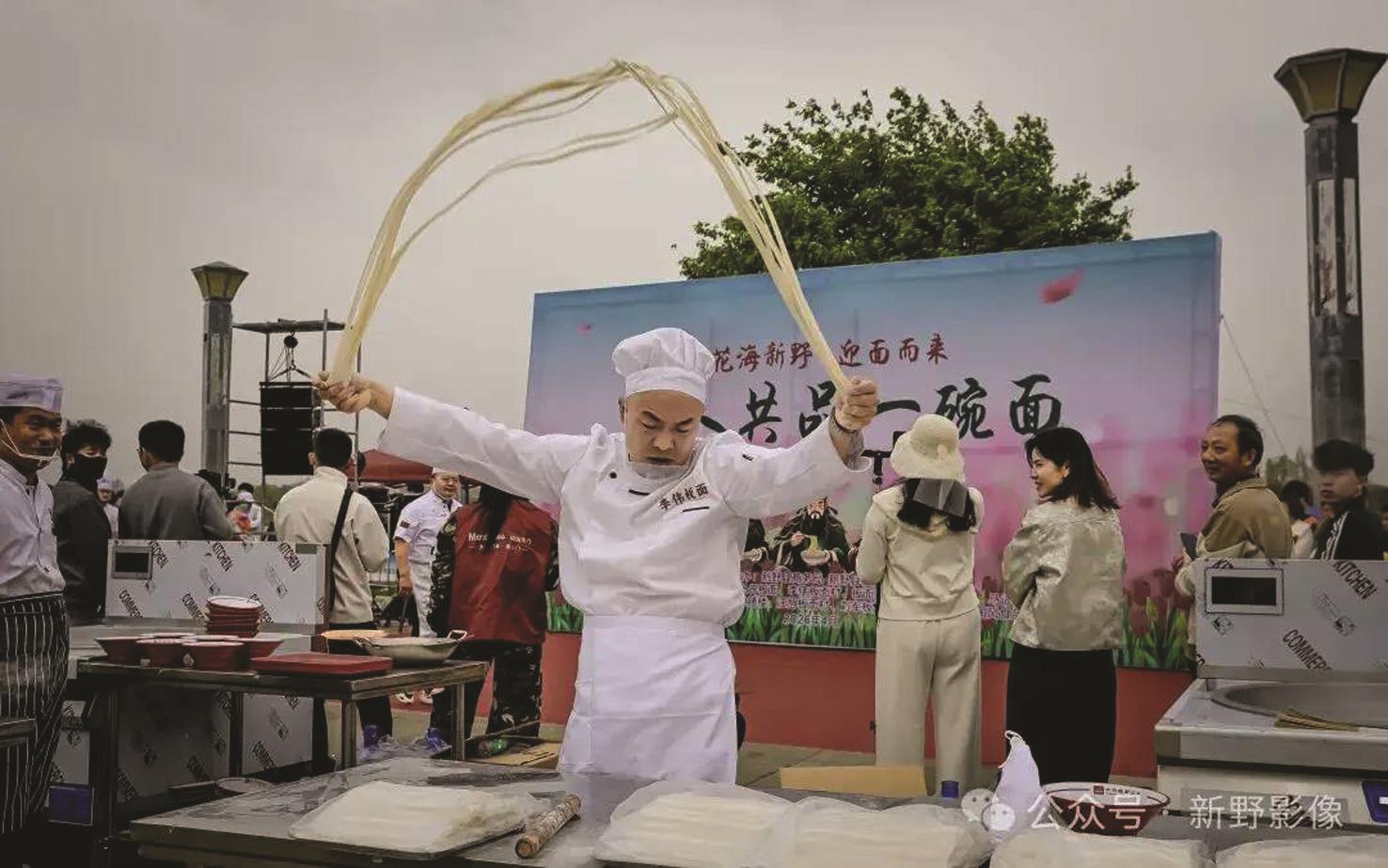 新野板麵技藝展演登場,師傅以「打、板、摔、揚」絕活甩拉麵條,展現傳承1800餘年的非遺手藝魅力。(蹇金津攝) 新野板麵技藝展演登場,師傅以「打、板、摔、揚」絕活甩拉麵條,展現傳承1800餘年的非遺手藝魅力。(蹇金津攝)