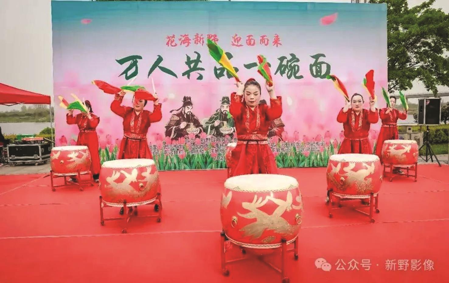 活動以熱鬧的鼓舞表演拉開序幕,紅衣舞者揮旗擊鼓,為「萬人共品一碗麵」盛會拉滿儀式感。(蹇金津攝) 活動以熱鬧的鼓舞表演拉開序幕,紅衣舞者揮旗擊鼓,為「萬人共品一碗麵」盛會拉滿儀式感。(蹇金津攝)