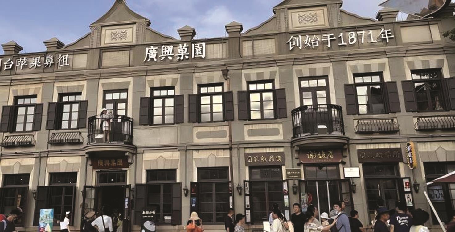 煙台昔日是重要的通商口岸,與歐美各國接觸甚早,在海濱的朝陽老街上,至今仍保留許多西洋老建築。(王若攝) 煙台昔日是重要的通商口岸,與歐美各國接觸甚早,在海濱的朝陽老街上,至今仍保留許多西洋老建築。(王若攝)