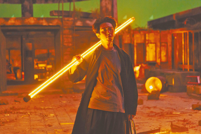 柯震東在《乩身》飾演三太子乩身韓杰幕後花絮照曝光。(Netflix提供) 柯震東在《乩身》飾演三太子乩身韓杰幕後花絮照曝光。(Netflix提供)