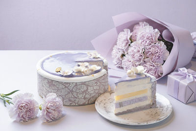 「紫韻」以天然無咖啡因國寶茶慕斯與紫薯戚風為基底,滑順布丁夾層與綿密芋泥交織,口感輕盈不甜膩。(高雄洲際酒店提供) 「紫韻」以天然無咖啡因國寶茶慕斯與紫薯戚風為基底,滑順布丁夾層與綿密芋泥交織,口感輕盈不甜膩。(高雄洲際酒店提供)