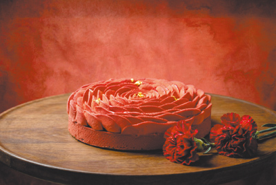 「緋華」以盛開玫瑰為靈感,Ruby紅寶石巧克力與覆盆子交織出純天然果香,置於酥脆杏仁塔殼之上,優雅不凡。(高雄洲際酒店提供) 「緋華」以盛開玫瑰為靈感,Ruby紅寶石巧克力與覆盆子交織出純天然果香,置於酥脆杏仁塔殼之上,優雅不凡。(高雄洲際酒店提供)