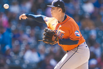 太空人台灣投手鄧愷威在丹佛連續第2天登板,對洛磯中繼1.1局無失分。(美聯社) 太空人台灣投手鄧愷威在丹佛連續第2天登板,對洛磯中繼1.1局無失分。(美聯社)