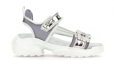 Roger Vivier台灣限定款Viv’ on the Run銀灰色金屬牛皮鑽扣涼鞋,售價3萬9200元。(Roger Vivier提供) Roger Vivier台灣限定款Viv’ on the Run銀灰色金屬牛皮鑽扣涼鞋,售價3萬9200元。(Roger Vivier提供)