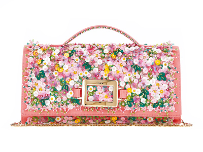 Belle Vivier Prato玫瑰粉花卉亮片手工刺繡淡金扣手拿包,售價14萬6200元。(Roger Vivier提供) Belle Vivier Prato玫瑰粉花卉亮片手工刺繡淡金扣手拿包,售價14萬6200元。(Roger Vivier提供)