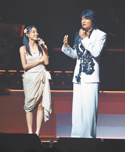 游鴻明(右)11日舉辦個人演唱會,女兒游宇潼上台對唱。(范揚光攝) 游鴻明(右)11日舉辦個人演唱會,女兒游宇潼上台對唱。(范揚光攝)