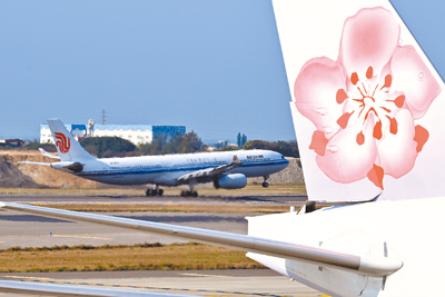 陸方支持盡快恢復包括烏魯木齊、西安、哈爾濱、昆明、蘭州等城市的兩岸航班。圖為桃園機場中國國際航空班機。(本報資料照片) 陸方支持盡快恢復包括烏魯木齊、西安、哈爾濱、昆明、蘭州等城市的兩岸航班。圖為桃園機場中國國際航空班機。(本報資料照片)