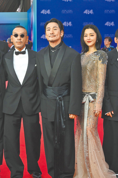 電影《風林火山》導演麥浚龍(左起)19日率演員杜德偉、衛詩雅登上第44屆香港電影金像獎紅毯。(香港《明報》提供) 電影《風林火山》導演麥浚龍(左起)19日率演員杜德偉、衛詩雅登上第44屆香港電影金像獎紅毯。(香港《明報》提供)