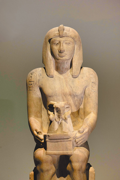 〈塞提二世王權坐像〉,約西元前1200–1194年,是大英博物館保存最完整的法老雕像,專案策展人凱莉艾切塔克羅說明,看工匠細膩雕刻可從膝蓋處觀察。(奇美博物館提供) 〈塞提二世王權坐像〉,約西元前1200–1194年,是大英博物館保存最完整的法老雕像,專案策展人凱莉艾切塔克羅說明,看工匠細膩雕刻可從膝蓋處觀察。(奇美博物館提供)