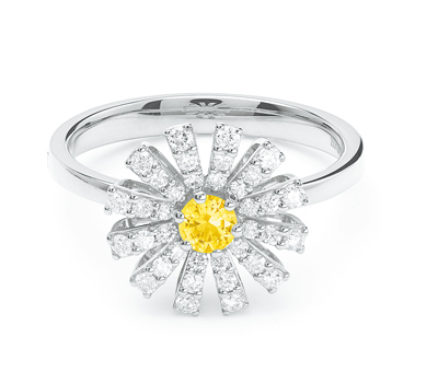 DAMIANI Margherita瑪格麗特系列白金黃色藍寶石戒指,14萬元。(DAMIANI提供) DAMIANI Margherita瑪格麗特系列白金黃色藍寶石戒指,14萬元。(DAMIANI提供)