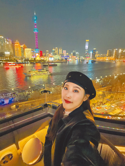 謝金晶很喜歡上海外灘的美麗夜景。(豪記唱片提供) 謝金晶很喜歡上海外灘的美麗夜景。(豪記唱片提供)