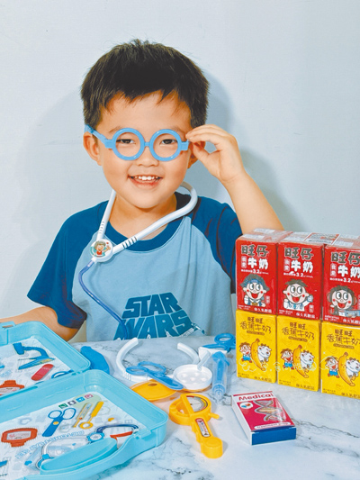 不少孩子品飲「旺仔牛奶」的同時都會進入「角色扮演模式」,開啟對職業的認知。(宜蘭食品提供) 不少孩子品飲「旺仔牛奶」的同時都會進入「角色扮演模式」,開啟對職業的認知。(宜蘭食品提供)