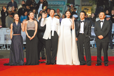 導演延尚昊(右起)16日率具教煥、全智賢、池昌旭、申鉉彬、金新綠現身坎城影展《屍速禁區》首映前的紅毯。(美聯社) 導演延尚昊(右起)16日率具教煥、全智賢、池昌旭、申鉉彬、金新綠現身坎城影展《屍速禁區》首映前的紅毯。(美聯社)