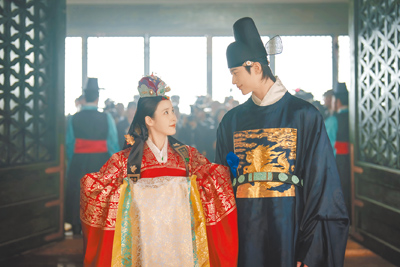 IU(左)與邊佑錫主演的韓劇《21世紀大君夫人》,因文化考究錯誤引起爭議。(Disney+提供) IU(左)與邊佑錫主演的韓劇《21世紀大君夫人》,因文化考究錯誤引起爭議。(Disney+提供)