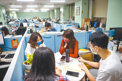 軍公教明年加薪,調幅可望突破4%。圖為台北市政府員工上班情形。(本報資料照片) 軍公教明年加薪,調幅可望突破4%。圖為台北市政府員工上班情形。(本報資料照片)