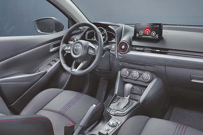 MAZDA2淬鍊版透過細膩座艙鋪陳,提供靜謐舒適的乘坐品質與便利機能。(台灣馬自達提供) MAZDA2淬鍊版透過細膩座艙鋪陳,提供靜謐舒適的乘坐品質與便利機能。(台灣馬自達提供)
