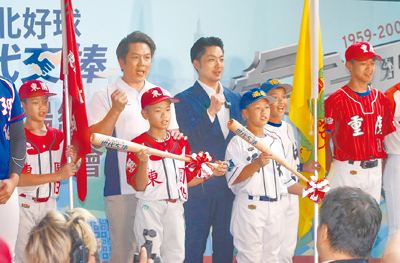 台北市長蔣萬安(穿西裝)和退役球星周思齊(穿白衣)29日出席在台北小巨蛋舉行的「台北好球 世代交棒」棒球紀念碑落成儀式,並致贈球棒象徵世代傳承。(趙雙傑攝) 台北市長蔣萬安(穿西裝)和退役球星周思齊(穿白衣)29日出席在台北小巨蛋舉行的「台北好球 世代交棒」棒球紀念碑落成儀式,並致贈球棒象徵世代傳承。(趙雙傑攝)