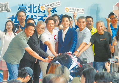 台北市長蔣萬安(前右三)和退役球星周思齊(前左三)、「金臂人」黃平洋(前左一)、「亞洲巨砲」呂明賜(前右二)等人29日出席在台北小巨蛋舉行的「台北好球 世代交棒」棒球紀念碑落成活動,一起完成啟動儀式。(趙雙傑攝) 台北市長蔣萬安(前右三)和退役球星周思齊(前左三)、「金臂人」黃平洋(前左一)、「亞洲巨砲」呂明賜(前右二)等人29日出席在台北小巨蛋舉行的「台北好球 世代交棒」棒球紀念碑落成活動,一起完成啟動儀式。(趙雙傑攝)