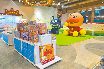 裕隆城年中慶推「麵包超人元氣百倍快閃店」,5樓機械大廳展出高達2.5米的麵包超人與細菌人。(裕隆集團提供) 裕隆城年中慶推「麵包超人元氣百倍快閃店」,5樓機械大廳展出高達2.5米的麵包超人與細菌人。(裕隆集團提供)