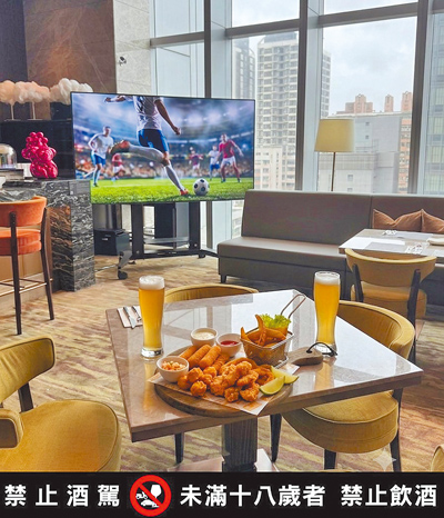 活動期間於The Lounge消費任一餐點,即可享有多項限定優惠,球迷可在觀賽同時盡情舉杯同歡。(六福旅遊集團提供) 活動期間於The Lounge消費任一餐點,即可享有多項限定優惠,球迷可在觀賽同時盡情舉杯同歡。(六福旅遊集團提供)