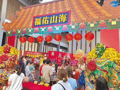 新光三越高雄左營店西螺福興宮「太平媽」駐駕現場香客絡繹不絕。(新光三越提供) 新光三越高雄左營店西螺福興宮「太平媽」駐駕現場香客絡繹不絕。(新光三越提供)