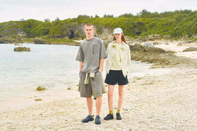 ECCO攜手White Mountaineering打造限量聯名系列,男式梭織短袖T恤4600元、女式輕薄連帽外套1萬1200元。(ECCO提供) ECCO攜手White Mountaineering打造限量聯名系列,男式梭織短袖T恤4600元、女式輕薄連帽外套1萬1200元。(ECCO提供)