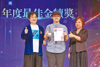 本屆評審團主席詹朝棟(左)、旺旺中時文化傳媒/時報金犢獎執行長林淑黛(右)共頒2026年度最佳金犢獎給健行科大。(鄧博仁攝) 本屆評審團主席詹朝棟(左)、旺旺中時文化傳媒/時報金犢獎執行長林淑黛(右)共頒2026年度最佳金犢獎給健行科大。(鄧博仁攝)