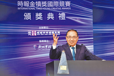 新北市長侯友宜擔任第35屆時報金犢獎頒獎人,勉勵學生破局前要先勇敢做自己。(鄧博仁攝) 新北市長侯友宜擔任第35屆時報金犢獎頒獎人,勉勵學生破局前要先勇敢做自己。(鄧博仁攝)
