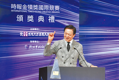 旺旺集團副董事長周錫瑋開心表示現在的學生身在最幸運的年代。(鄧博仁攝) 旺旺集團副董事長周錫瑋開心表示現在的學生身在最幸運的年代。(鄧博仁攝)