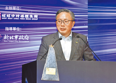 台北市廣告公會理事長盧炳勳要學生不要放棄任何對廣告的熱忱。(鄧博仁攝) 台北市廣告公會理事長盧炳勳要學生不要放棄任何對廣告的熱忱。(鄧博仁攝)