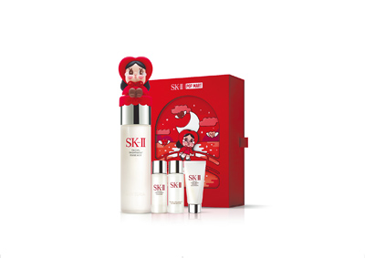 新光三越SK-II x POP MART青春露聯名組,推薦價6900元,7月15日新品上市。(新光三越提供) 新光三越SK-II x POP MART青春露聯名組,推薦價6900元,7月15日新品上市。(新光三越提供)