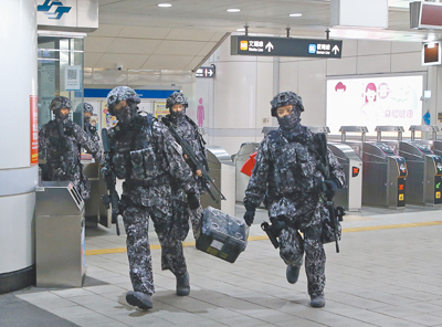 國軍「漢光42號」演習持續進行,憲兵202指揮部9日凌晨利用北捷系統進行實戰操演,實施部隊機動與後勤補給任務,國軍穿上城市迷彩服在戰術位置周邊戒備,建構城鎮防衛作戰韌性。(趙雙傑攝) 國軍「漢光42號」演習持續進行,憲兵202指揮部9日凌晨利用北捷系統進行實戰操演,實施部隊機動與後勤補給任務,國軍穿上城市迷彩服在戰術位置周邊戒備,建構城鎮防衛作戰韌性。(趙雙傑攝)