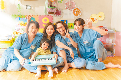翁倩玉(左一)在電影《陽光女子合唱團》中飾演的「玉英奶奶」溫暖形象感動人心,該片在台創下破7億的票房佳績,也讓翁倩玉事業再創高峰。(壹壹喜喜提供) 翁倩玉(左一)在電影《陽光女子合唱團》中飾演的「玉英奶奶」溫暖形象感動人心,該片在台創下破7億的票房佳績,也讓翁倩玉事業再創高峰。(壹壹喜喜提供)