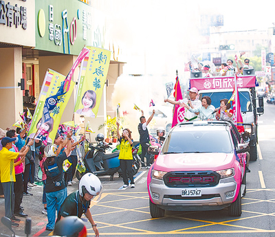 民進黨台中市長參選人何欣純(右二)採取先發制人的選戰策略,搶先展開車隊掃街炒熱選情。(何欣純競總提供/陳淑娥台中傳真) 民進黨台中市長參選人何欣純(右二)採取先發制人的選戰策略,搶先展開車隊掃街炒熱選情。(何欣純競總提供/陳淑娥台中傳真)