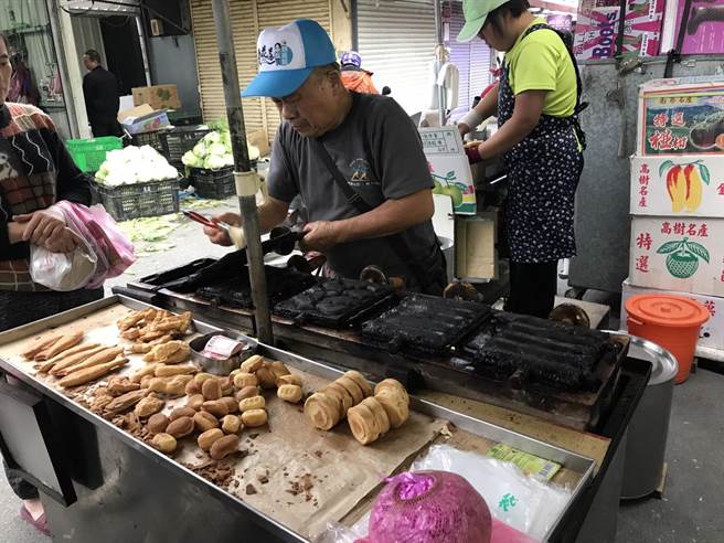 花蓮黃昏市場內的無名雞蛋糕的滋味,是每個市場顧客的共同記憶。(張祈攝) 花蓮黃昏市場內的無名雞蛋糕的滋味,是每個市場顧客的共同記憶。(張祈攝)