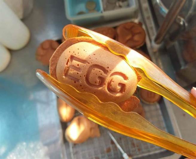 三咪雞蛋糕吃起來介於古早雞蛋糕的紮實跟新型脆皮雞蛋糕的空洞之間,外皮有點脆,內餡則像戚風蛋糕般鬆軟綿密。(三咪雞蛋糕提供) 三咪雞蛋糕吃起來介於古早雞蛋糕的紮實跟新型脆皮雞蛋糕的空洞之間,外皮有點脆,內餡則像戚風蛋糕般鬆軟綿密。(三咪雞蛋糕提供)
