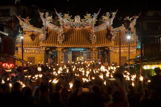 北埔鄉16日晚間舉辦油笐火活動,持油笐火民眾排成人龍,點亮山城北埔。(北埔鄉公所提供) 北埔鄉16日晚間舉辦油笐火活動,持油笐火民眾排成人龍,點亮山城北埔。(北埔鄉公所提供)