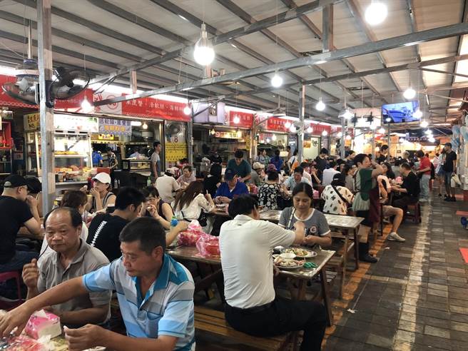新北市萬里區的龜吼漁夫市集向來是遊客大啖海鮮的聖地,特別在元宵節免費提供300份熱騰騰的甜湯圓,給民眾品嘗。(譚宇哲翻攝) image