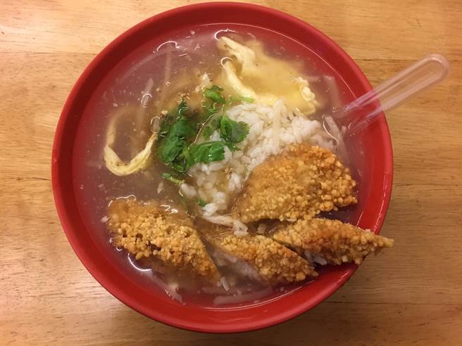 位在土城區學成路上的「南台灣」土魠魚羹,湯頭清甜且肉質軟嫩,受到許多老饕喜愛。(許哲瑗攝) image