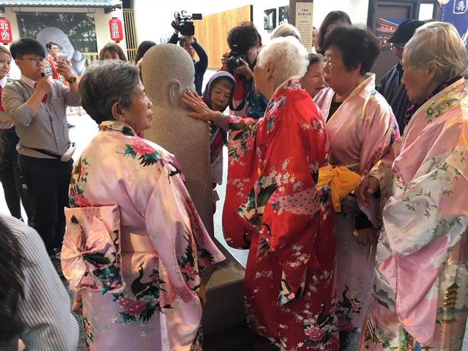 長輩們並在館方帶領下向神尊默禱後撫觸摸石尊,祈求身體健康平安。(葉臻攝) 長輩們並在館方帶領下向神尊默禱後撫觸摸石尊,祈求身體健康平安。(葉臻攝)