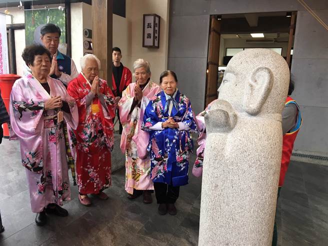 長輩們換上浴衣,向村內從日本請來的神像「長壽尊」祈福。(葉臻攝) 長輩們換上浴衣,向村內從日本請來的神像「長壽尊」祈福。(葉臻攝)