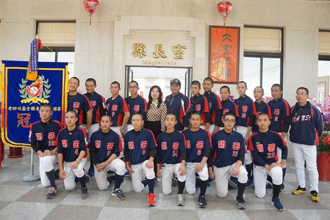 關西國中棒球隊在高雄港都老四川盃冠亞軍戰中,不畏兩度落後,在6局下一舉攻下7分逆轉上,19日到新竹縣政府主管會報接受表揚。(莊旻靜攝) image