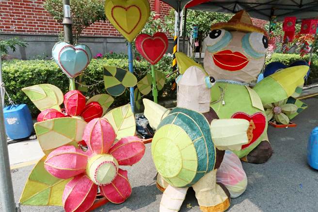 為了慶祝元宵節,八德區三元宮舉辦花燈比賽,花燈組「福氣龜,傳承愛」曾在桃園燈會展出,此時再度亮相,展現環保意味。(賴佑維攝) image