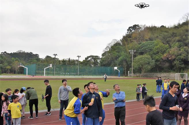 中華科技大學航空學院19日在橫山國中,與新竹縣多所國中、小,分享航空創客,以及無人機展示及應用。(莊旻靜攝) image