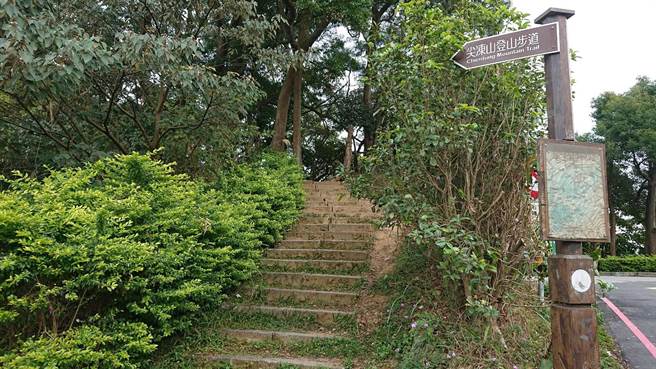 民眾上網提醒新北市泰山瓊仔湖山頂公園及附近登山步道,出現不肖人士投放毒餌誘殺流浪犬貓。(吳岳修翻攝) image