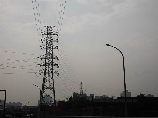 台電公司2016年改建「板橋一次變電所」,其中計畫拆除延吉街、和成路二段上的6座高壓電塔,卻與公路人員訓練所改建工程撞期,導致工程停擺。(許哲瑗翻攝) image