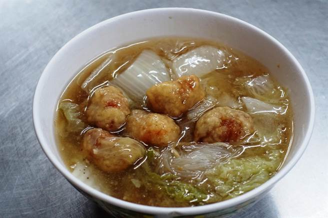 西螺深海魚土魠魚羹雖是連鎖店,魚酥和羹湯都有詹媽媽的特調風味。(周麗蘭攝) image