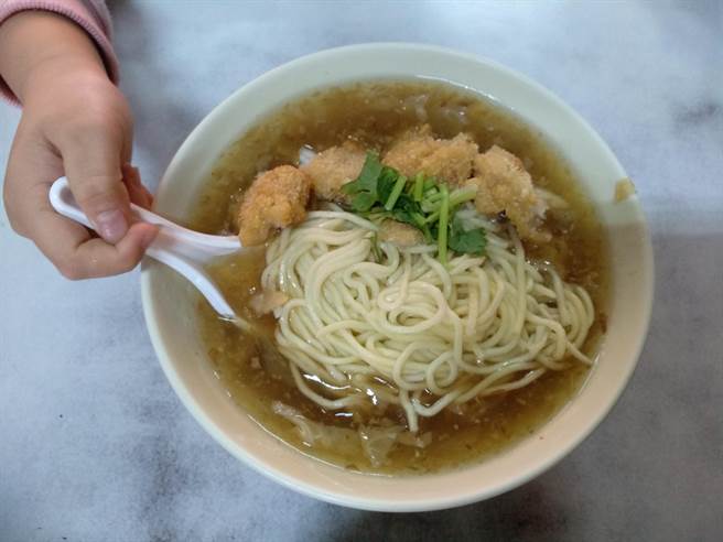 口感偏南部、較甜的台南王土魠魚羹搭配黃麵,口感一級棒。(林欣儀攝) 口感偏南部、較甜的台南王土魠魚羹搭配黃麵,口感一級棒。(林欣儀攝)