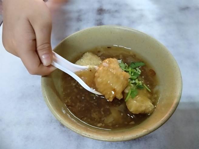 台南王土魠魚羹的魚片較市面上販售的大塊且厚實,咬下去是夾著肉汁的彈牙肉質。(林欣儀攝) 台南王土魠魚羹的魚片較市面上販售的大塊且厚實,咬下去是夾著肉汁的彈牙肉質。(林欣儀攝)