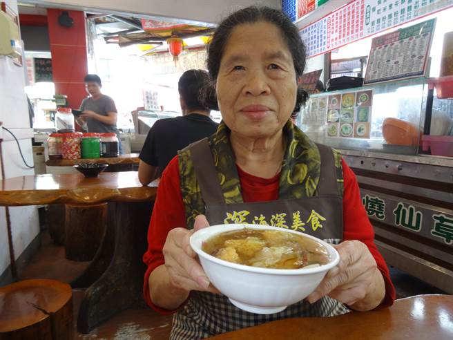 深海深老闆娘連桂美說自家的土鮀魚羹肉塊大且羹湯是白菜滷湯汁。(馮惠宜攝) 深海深老闆娘連桂美說自家的土鮀魚羹肉塊大且羹湯是白菜滷湯汁。(馮惠宜攝)